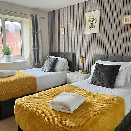 Lush House Close To Ashford Town Centre With Driveway Eksteriør billede