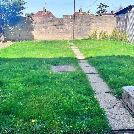 Lush House Close To Ashford Town Centre With Driveway Eksteriør billede