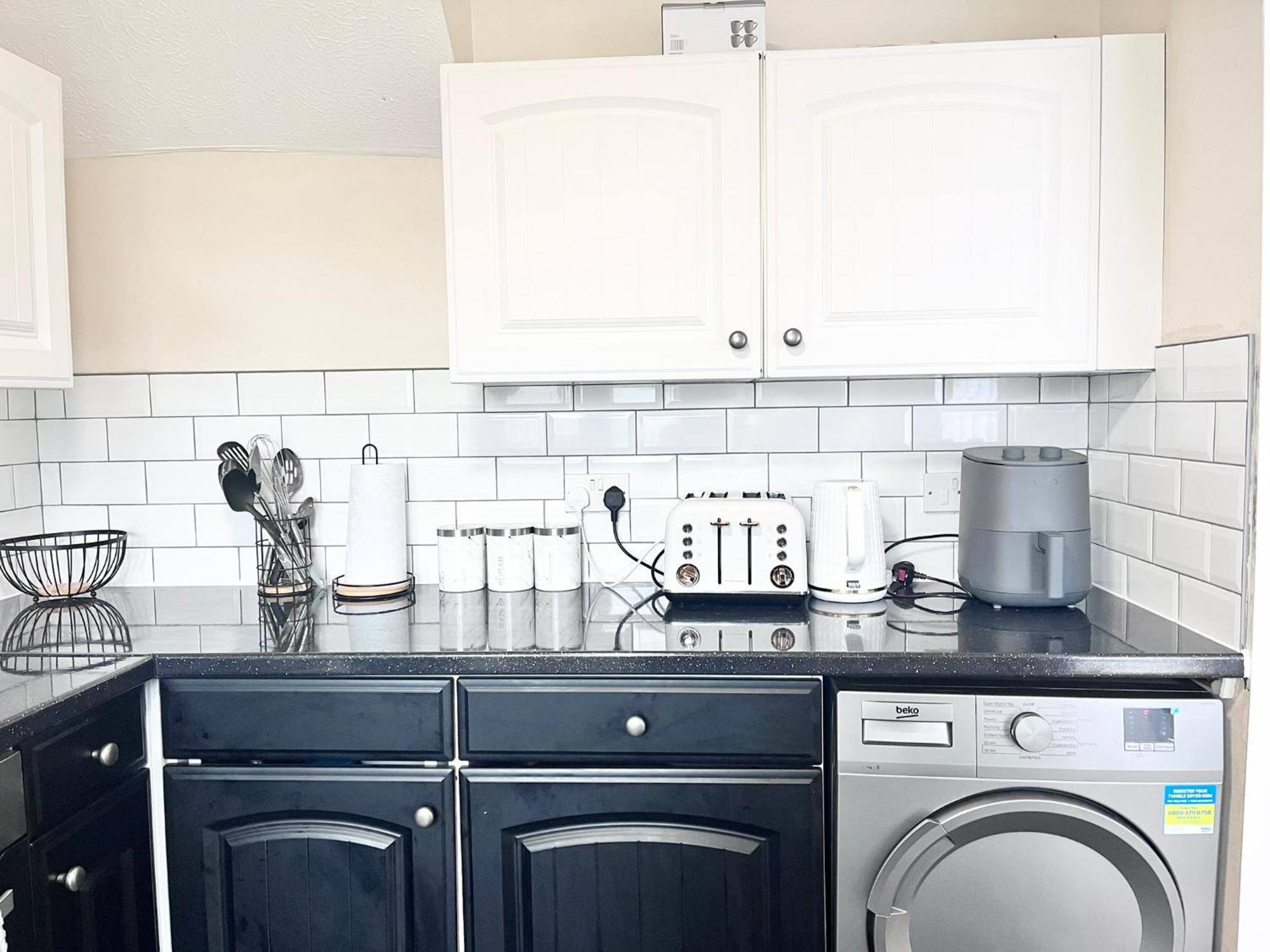 Lush House Close To Ashford Town Centre With Driveway Eksteriør billede