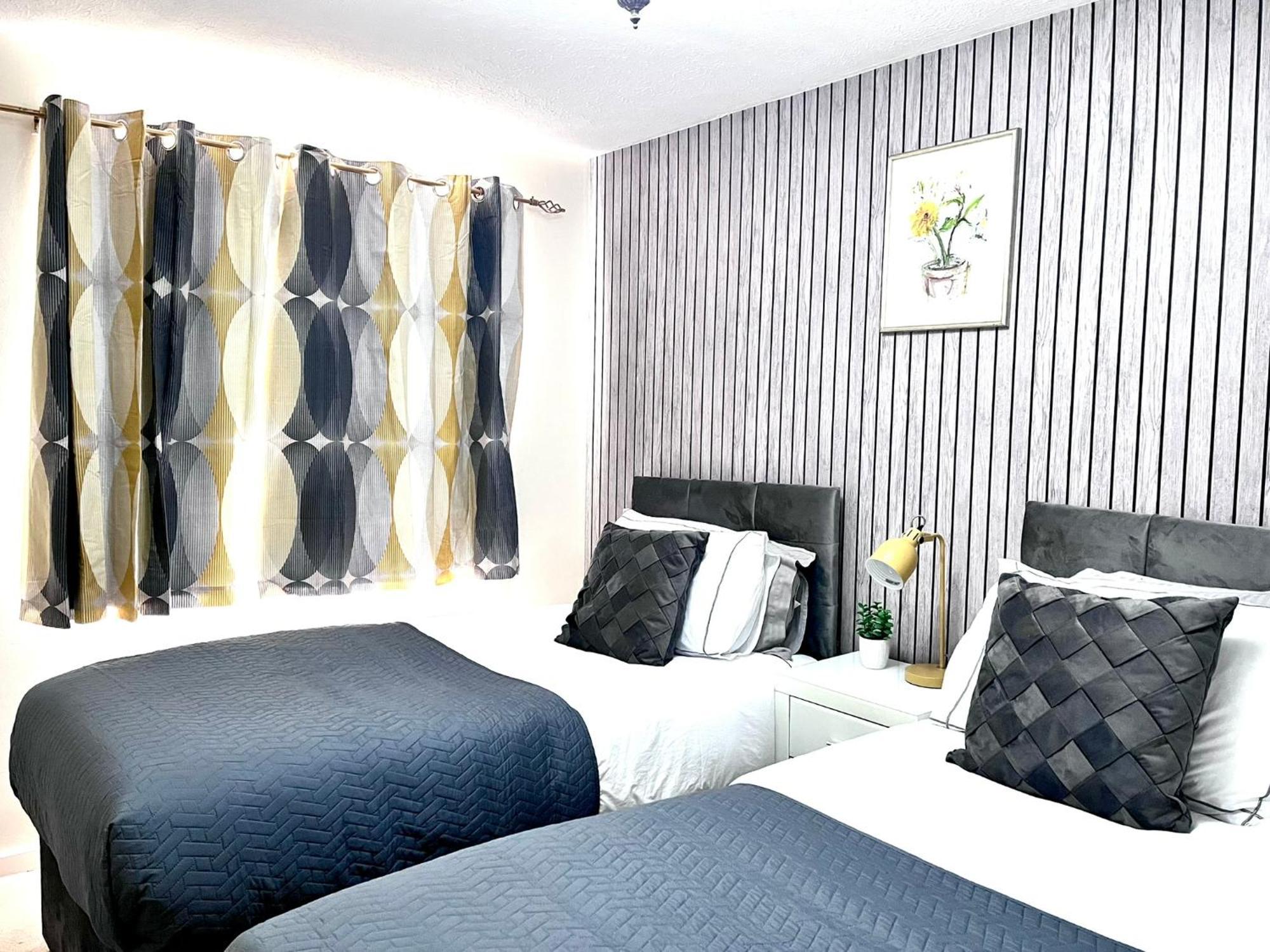 Lush House Close To Ashford Town Centre With Driveway Eksteriør billede