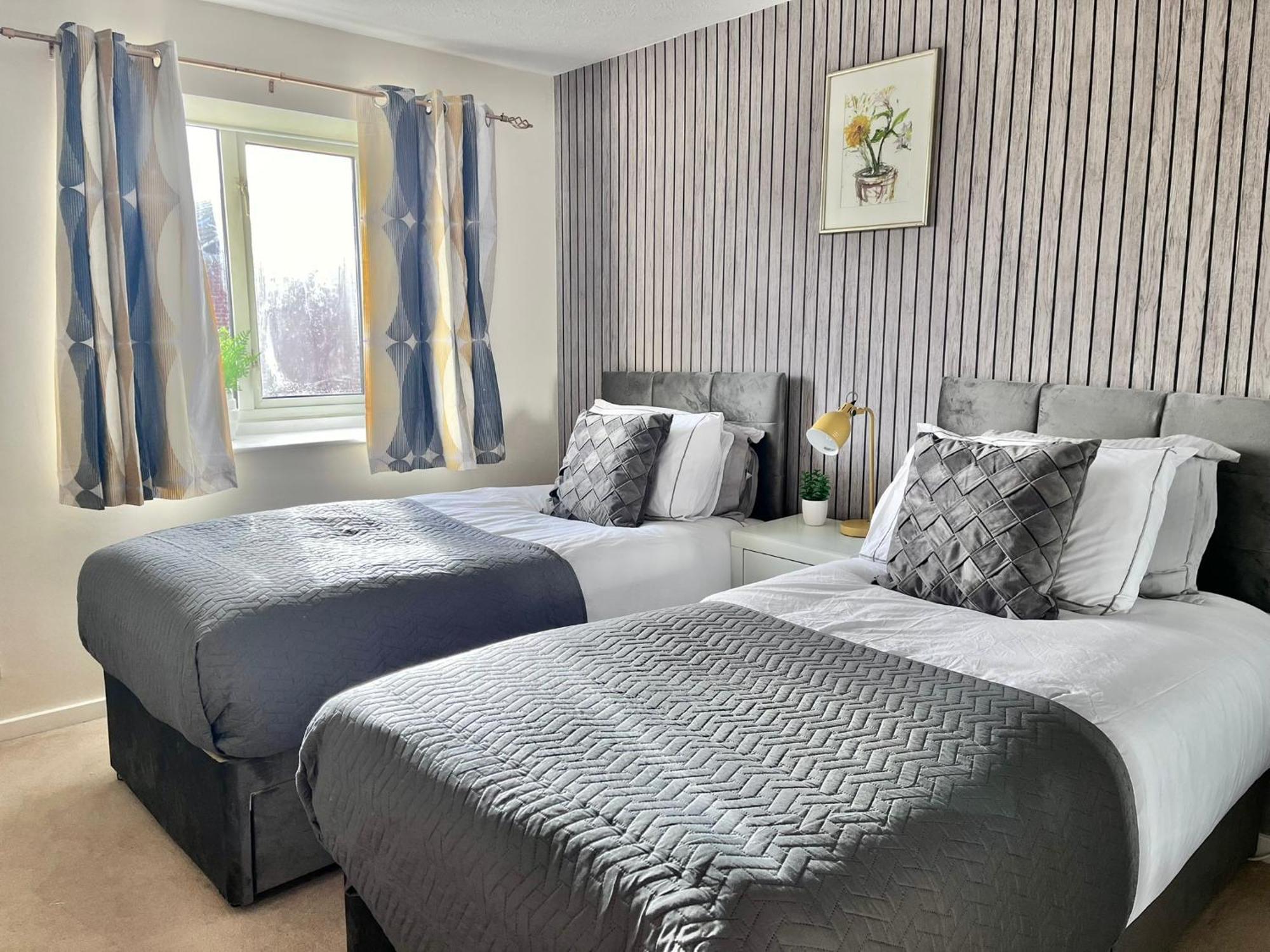 Lush House Close To Ashford Town Centre With Driveway Eksteriør billede
