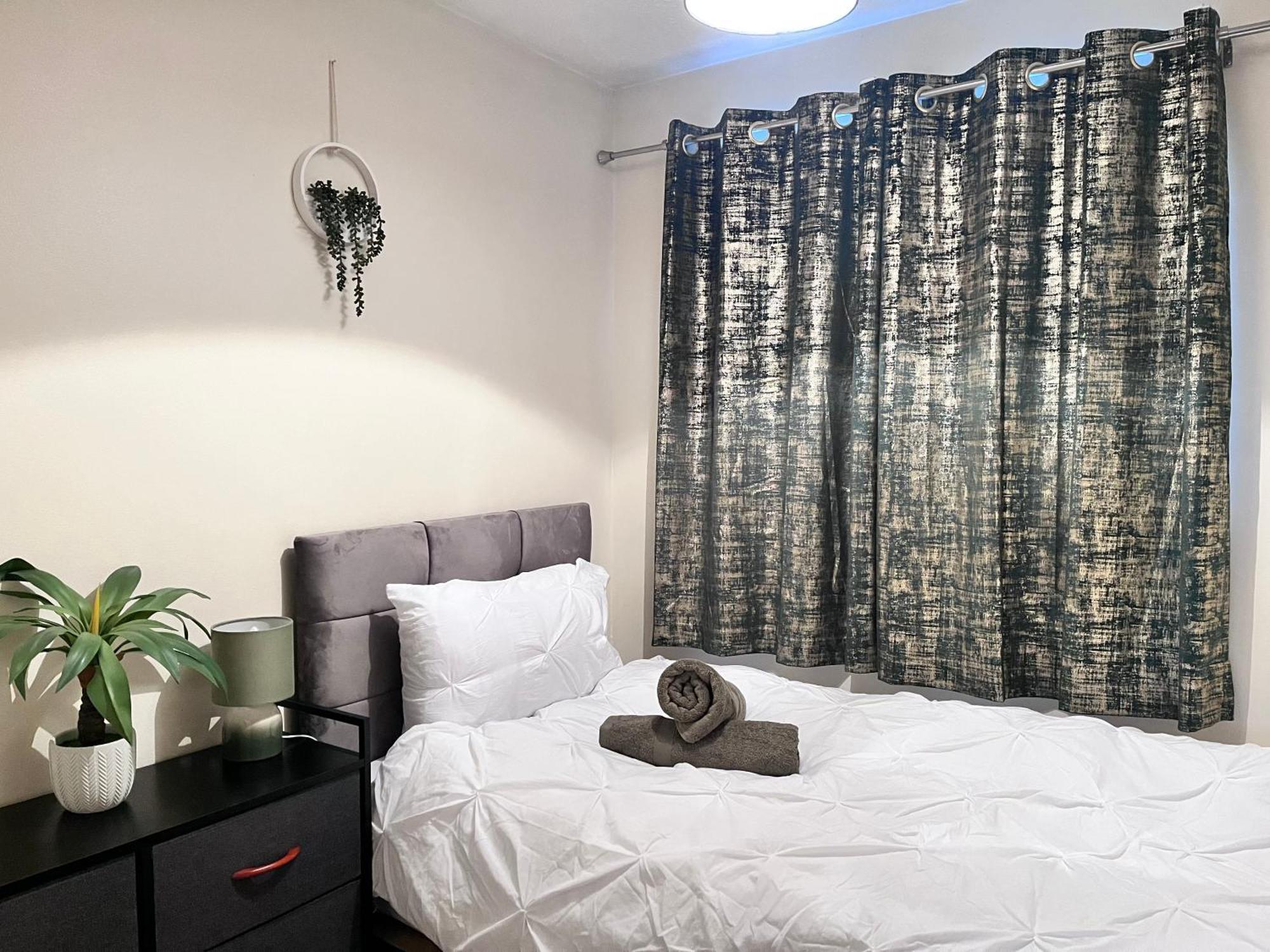 Lush House Close To Ashford Town Centre With Driveway Eksteriør billede