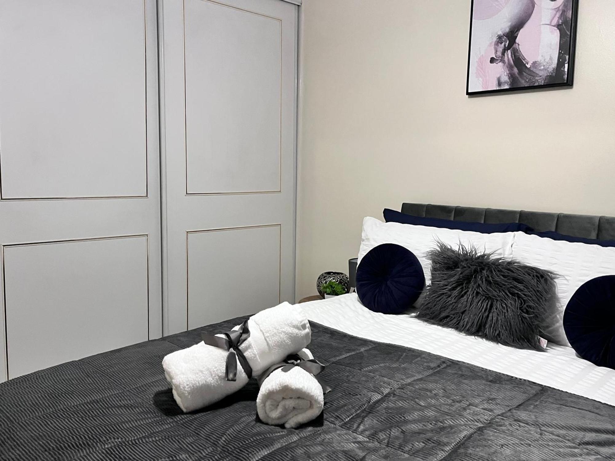 Lush House Close To Ashford Town Centre With Driveway Eksteriør billede