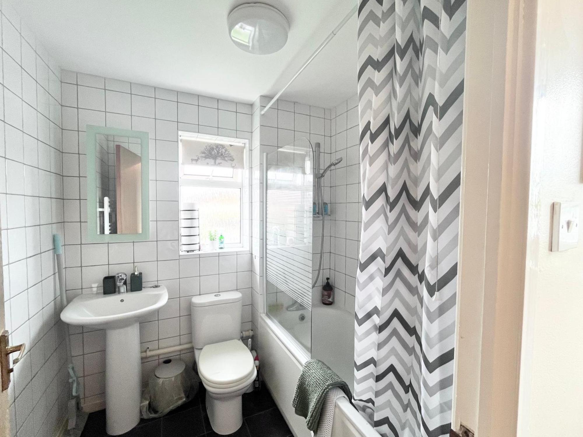 Lush House Close To Ashford Town Centre With Driveway Eksteriør billede