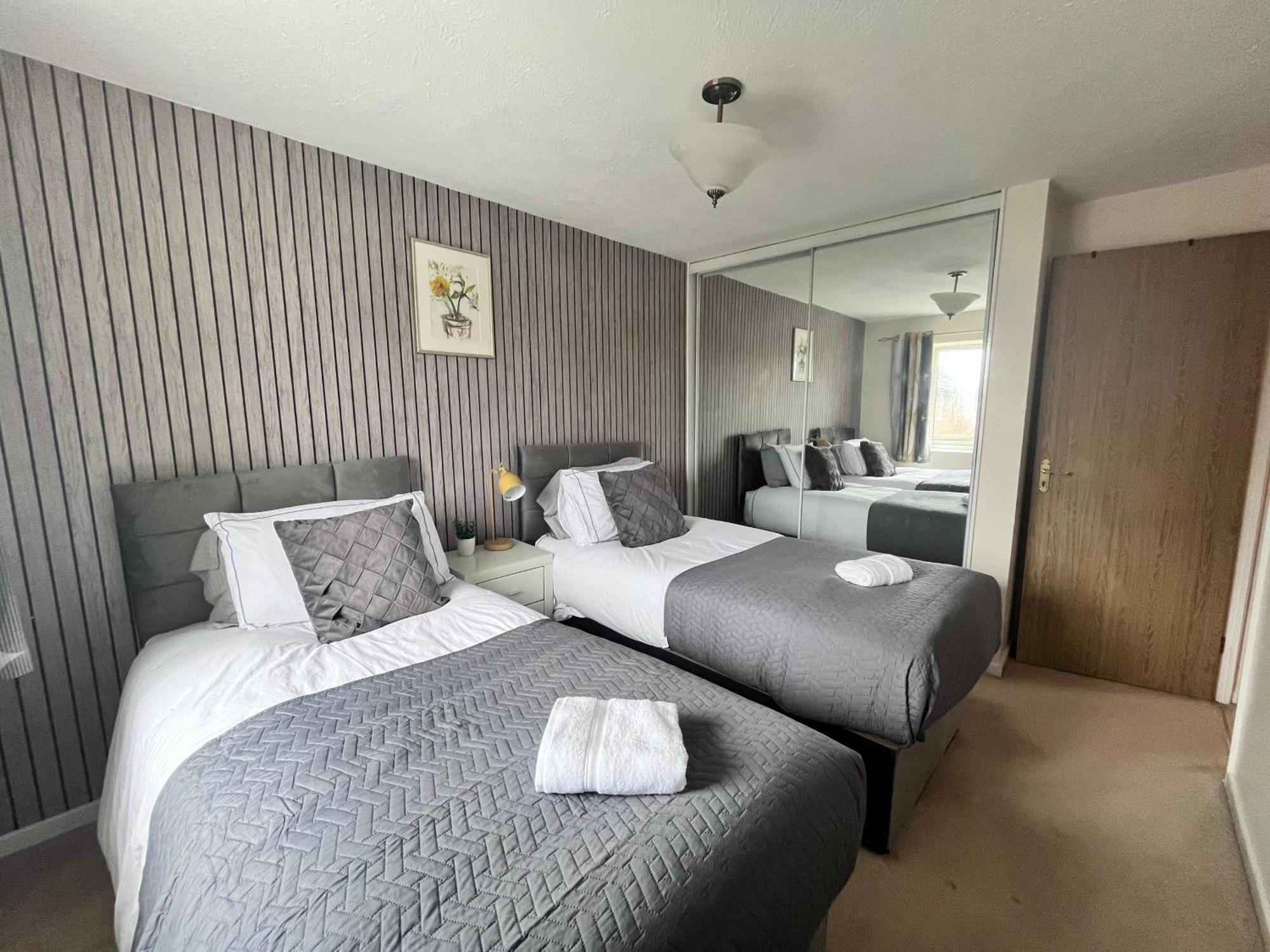 Lush House Close To Ashford Town Centre With Driveway Eksteriør billede