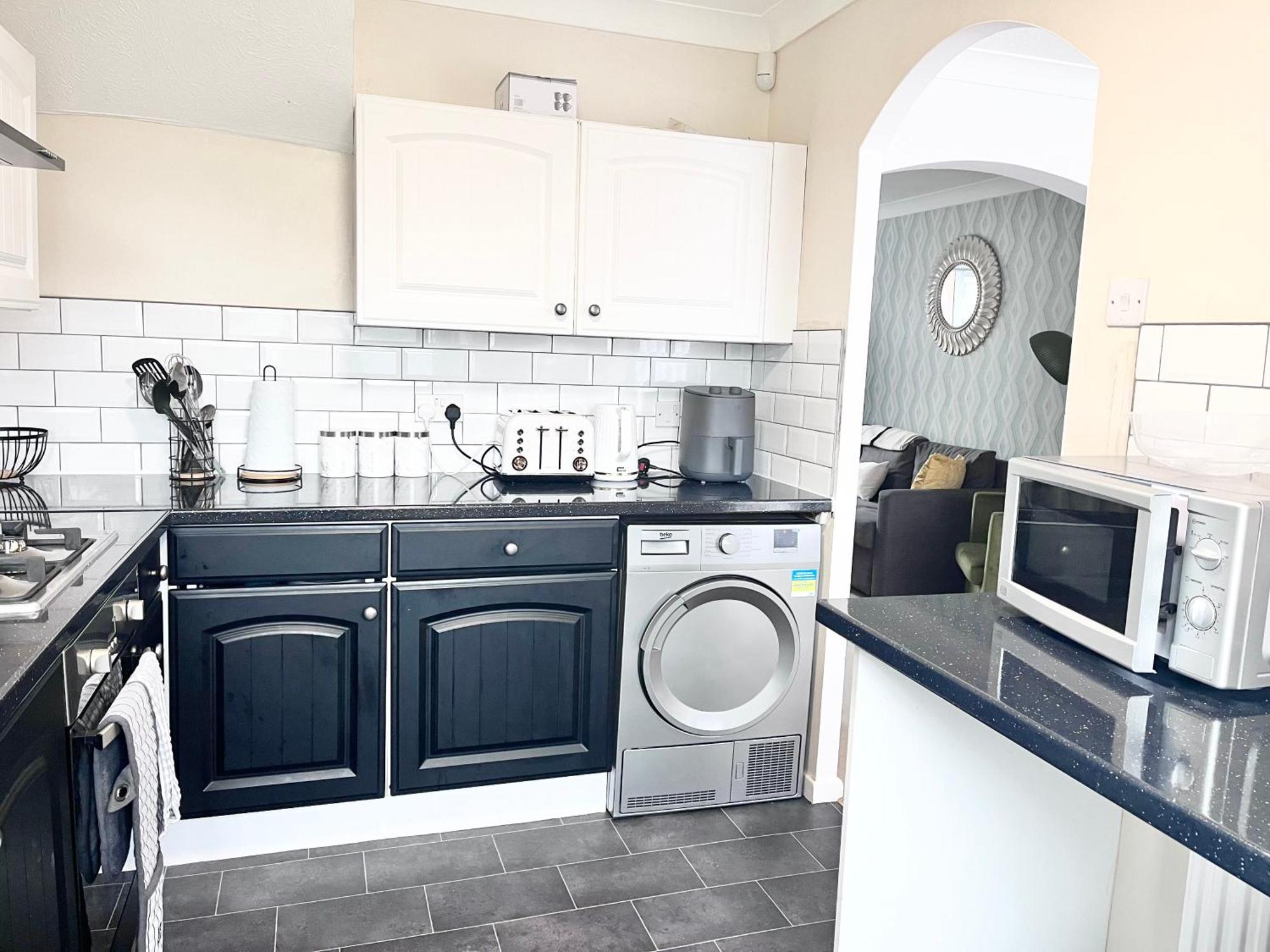 Lush House Close To Ashford Town Centre With Driveway Eksteriør billede