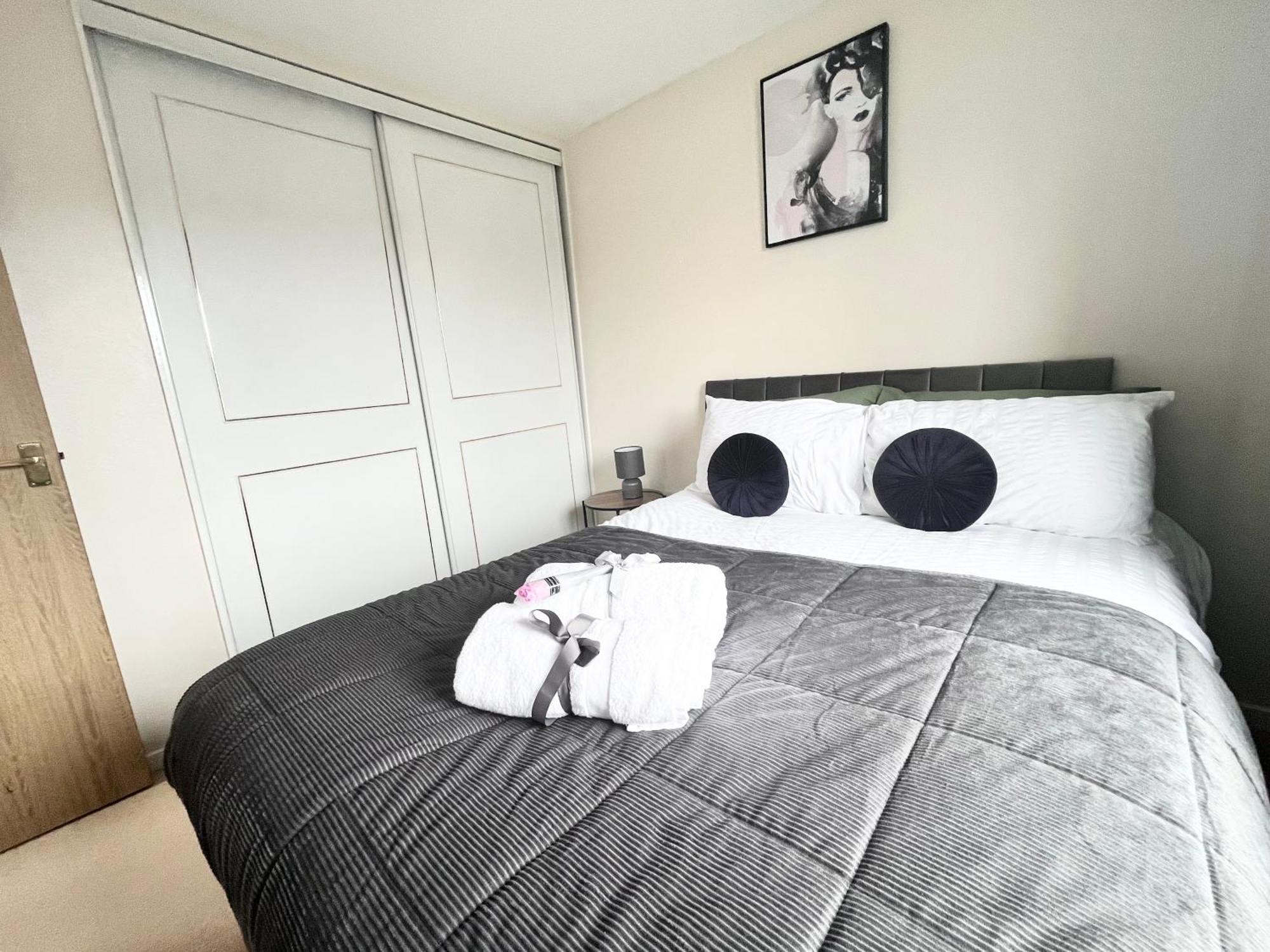 Lush House Close To Ashford Town Centre With Driveway Eksteriør billede