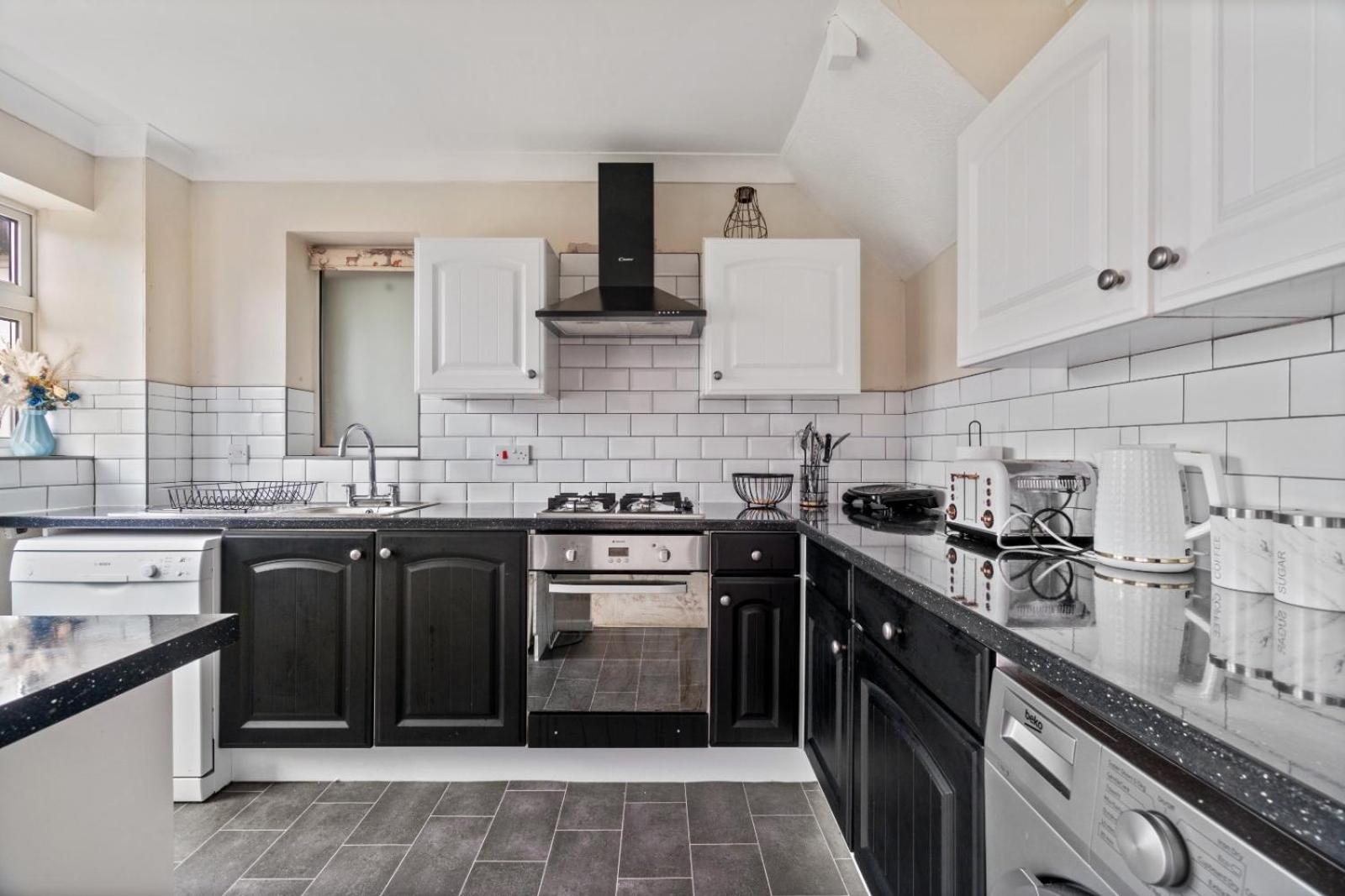 Lush House Close To Ashford Town Centre With Driveway Eksteriør billede