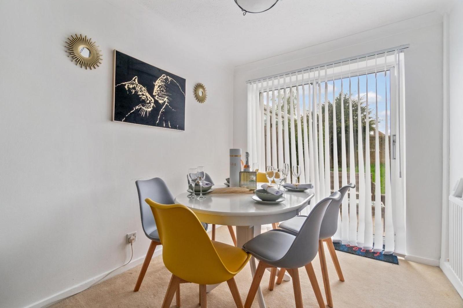 Lush House Close To Ashford Town Centre With Driveway Eksteriør billede